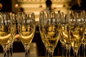 new-year-s-eve-ceremony-champagne-sparkling-wine_1